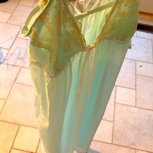 Elegant mint green floor length chemise nightgown.  Linea Donatella size small - Picture 10 of 10